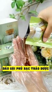 Hộp 10 Gói Dầu Gội Nhuộm Tóc Qiweitang Chiết Xuất Trắc Bá Diệp Hà Thủ Ô Lên Màu Đều Đẹp Tự Nhiên (30ml/Gói)