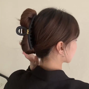 PaulWeekend กิ๊บติดผมผมสีดำสีด้านสวยสง่าพร้อมดีไซน์ตัวหนังสือขนาดเล็กสำหรับผู้หญิงกิ๊บติดผมขนาดใหญ่สไตล์เกาหลีสำหรับผมหนา