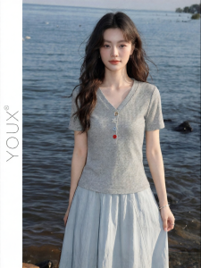 YOUXIANG | Áo Thun Ôm Dáng Cổ V Tay Ngắn Màu Xám