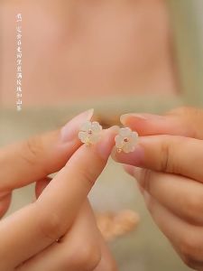 18k gold pawnable saudi gold original Lucky Four-Leaf Clover Natural Hetian jade stud opal earring for women gift earrings Retro Design Jade Earrings Eardrops hypoallergenic Non tarnish hypoallergenic Daily use vca jewelry