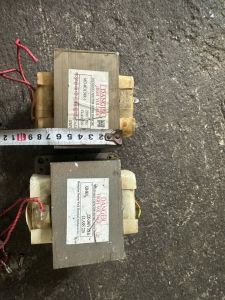 Biến thế lò vi sóng 800e tiết diện 6.5cm và 7cm sài tốt. cho thợ chế hàn cell pin. Giá 1 cái