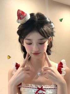 กิ๊บติดผมหมวกคริสต์มาส หมวกแดงขนาดเล็ก ของตกแต่งผมสำหรับถ่ายรูป น่ารัก หวาน สุดเทรนด์ 2024 ใหม่ล่าสุด