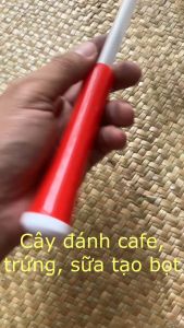Cây đánh bọt cafe đánh trứng kem tươi nhựa xoay dài 28cm Lò xo nhấn xuống là dụng cụ tự xoay -Sản phẩm chuyên dùng cho các quán cafe hay gia đình. Chất liệu nhựa tiện lợi dễ dàng vệ sinh sản phẩm cho các nguyên liệu như sữa kem tươi đồ ăn cho trẻ.
