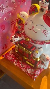 แมวกวักนำโชค "สูง 13 นิ้ว" เสริมฮวงจุ้ย หน้าท้องมีช่องสำหรับใส่เหรียญ กวักโชคลาภเงินทองไหลมาเทมา