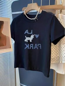 เสื้อยืดคอกลมแขนสั้นผ้าฝ้ายแท้สีน้ำเงินเข้มสำหรับผู้หญิง ฤดูร้อน 2025 ทรงหลวม ลำลอง ตัวอักษรพิมพ์ ขนาดเล็ก เสื้อตัวบน