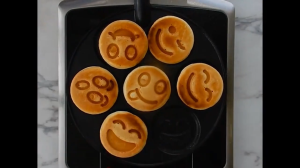 7-Hole Smiley Face Non-Stick Pancake Pan Breakfast Egg Ham Frying Pan for Kids | Ships Today