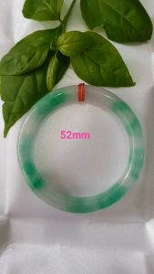 🌼⭐️🌼Vòng tay nữ đá Cẩm Thạch tự nhiên mới TR LÝ IC 52mm x chột 8mm màu xanh trắng đều đẹp nữ 50kg - 54kg đeo có 980k ạ