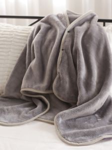 Thickened Coral Fleece Shoulder Blanket Small Blanket Cover Legs with Buttoned Cloak Nap Sofa Blanket Dormitory Snug Warmth