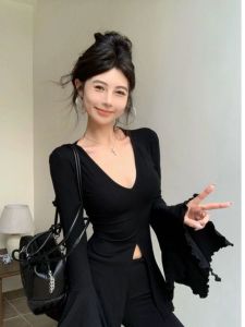 เสื้อยืดแขนยาวคอวีสไตล์อเมริกันสำหรับผู้หญิง ทรงเข้ารูป ทรงสลิมฟิต ดีไซน์เปิดข้าง สีดำ แขนยาว แฟชั่นฤดูใบไม้ผลิ