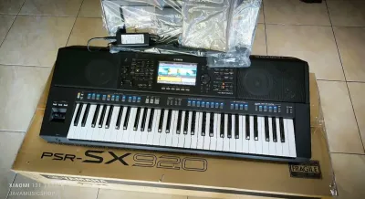 Yamaha PSR-SX920 61-key Arranger workstation Digital Keyboard with Display Screen and Speakers.
