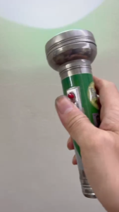 Đèn pin vỏ kim loại huyền thoại  dùng pin tiểu hoặc pin đại đều được bóng Led sáng bền