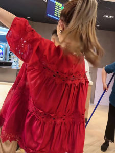 ชุดเดรสยาวลายลูกไม้สีแดง ชุดไปเที่ยวชายหาด ชุดเดรสยาวผู้หญิง ชุดไปทำงานสไตล์เกาหลี ชุดสองชิ้น กระโปรงทรงเอ แขนยาว ฤดูร้อน