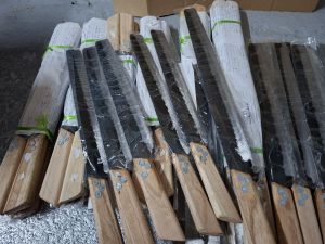 Dao thái thịt bánh mì Doner Kebab với lưỡi dao dài tay cầm gỗ chắc chắn được bảo vệ bằng bọc giấy và dây buộc.