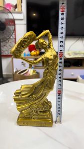 Tượng nữ oa vá trời bằng đồng cao 26cm ngang 11cm nặng 1.5kg