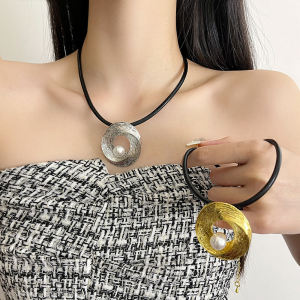 Retro Oval Pearl Necklace: A Luxurious Clavicle Chain for Women