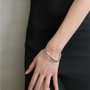 Luxurious Open Hand Bracelet for Women Irregular Ripple Metal Cold Tone Minimalist Ring Fashionable Elegant Jewelry Accessory