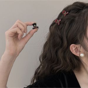 คลิปหนีบผมสีแดงฝรั่งเศสสไตล์สาวน้อย เครื่องประดับผมสุดหรูหราพร้อมเพชรเล็กน้อย ขนาดเล็ก สไตล์ฝรั่งเศส คลิปหนีบผมสำหรับผู้หญิง