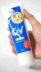 QV Cream 100g Untuk Kulit Kering Ekstrem Dengan Hidrasi Intensif. Dengan Glycerin Petrolatum Membantu Meredakan Dan Mencegah Kulit Kering