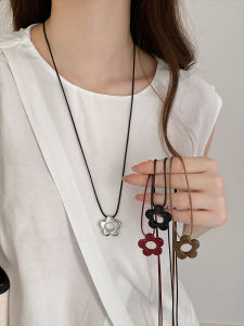 สไตล์เกาหลี หลากหลาย สร้อยคอเชือกขี้ผึ้งลายดอกไม้ ผู้หญิง 2024 รุ่นใหม่ เสื้อฮู้ด โซ่กระดูกไหปลาร้าโซ่เครื่องประดับแฟชั่น