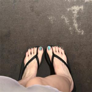 ทันสมัย ฤดูร้อน รองเท้าแตะ ผู้หญิง รองเท้าแตะ กันลื่น ชุดชายหาดในห้องน้ํา ลำลอง รองเท้าแตะยางทองก้นแบน 2024 รุ่นใหม่