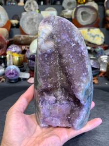 rare cluster Krystal stand🇧🇷巴西高品💯 一物两用🤔 一石二鸟🤔 晶洞❓晶镇❓ 💯天然原矿紫晶镇➕晶洞🟢  一面紫黄晶镇 因为晶体底部都结满了黄幽灵✔️ 还有一根龙骨🔩 但背部竟还有一个原矿紫晶洞🔮  Height高: 15cm  width宽: 8.5cm x 10cm   weight重: 1.45kg  📍Johor Bahru 区可自行取货或邮寄服务