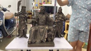 Bộ 3 Tượng Tam Thánh Quan Công-Quan Bình-Châu Thương Bằng Đồng Nguyên Chất Màu Vàng Và Màu Đen Cao 40cmNặng 15kg/bộ