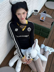 เสื้อยืดแขนยาวคอวีลายทางผ้าฝ้ายแท้สไตล์อเมริกันพร้อมลายพิมพ์สีบล็อกสำหรับผู้หญิงในฤดูใบไม้ร่วง เสื้อสั้นสำหรับเล่นกีฬา