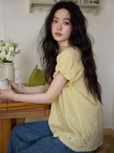 Amy wine house | Áo Blouse Mùa Hè Dễ Thương Ánh Sáng Ren Tay Ngắn Vàng Pha Linen