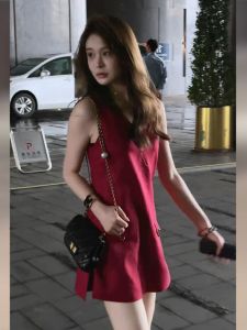 ชุดเดรสคอวีสีแดงแขนกุดหรูหราสำหรับผู้หญิงในฤดูร้อน 2025 ชุดเดรสกระโปรงสั้นทรงเอเอวสูงสไตล์ฝรั่งเศส ชุดทำงาน