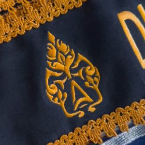 VitaStoree Link Khusus Logo Dan Baris Tambahan Untuk Selempang Wisuda Tanpa Selempang