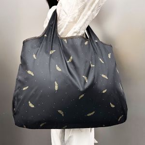 กระเป๋าสะพายไหล่ กระเป๋าสะพายความจุขนาดใหญ่ กระเป๋าช้อปปิ้งน้ําหนักเบาเป็นมิตรกับสิ่งแวดล้อมนํากลับมาใช้ใหม่พร้อมลวดลายพิมพ์ กระเป๋าเดินทางสไตล์แคมป์ปิ้งแบบพับได้กลางแจ้ง