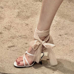 รองเท้าแตะส้นสูงแบบผูกเชือกสำหรับผู้หญิงในช่วงฤดูร้อนปี 2025 รองเท้าแตะสไตล์ฝรั่งเศสแบบใหม่ รองเท้าส้นเดี่ยวแบบไขว้ รองเท้าแตะแบบสวมส้นเดี่ยว