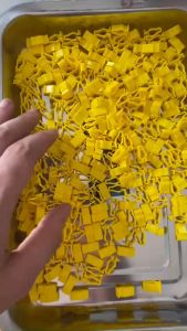 Pát kẹp nhựa dàn áo màu vàng màu trắng chuyên dụng cho xe Honda