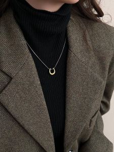 Golden Horse Hoof U-Shaped Pendant Necklace Womens Style 2025 New High-End Lightweight Luxury Sweater Chain Accessory Neck Chain
