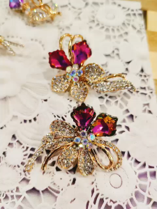 62SK Korea Style Crystal Flower Brooch - Elegant Sparkling Lapel Pin for Women Fashion brooch