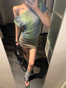 GUZILIAN | ชุดสองชิ้นเซ็กซี่สุดเท่สำหรับผู้หญิงในฤดูร้อน ชุดกระโปรงสั้นคอเฉียงสีเข้าด้วยกันพร้อมเสื้อเปิดไหล่ ชุดทำงานสไตล์เกาหลี