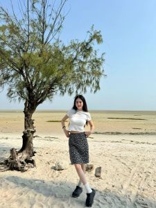 กระโปรงสั้นทรงตรงลายดอกไม้สีดำขาวสไตล์ฝรั่งเศสสำหรับผู้หญิง กระโปรงทรงเอเอวสูง ความยาวปานกลาง ฤดูใบไม้ผลิและฤดูใบไม้ร่วง