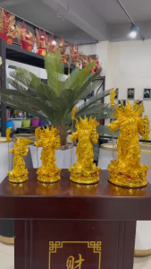 เทพเจ้ากวนอู ยืนประทับ 9 มังกร สีทองพ่นทราย 5 ธงติด ถือก้อนทอง มี 4 ขนาด 8/10/12/16 นิ้ว กวนอู