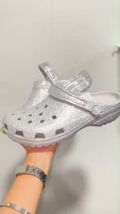 Croc Classics Glitter Clog รองเท้าแตะ กริตเตอร์ มาใหม่ ต้อนรับซัมเมอร์ M4-M7 มี 4 สี ใส่สบาย ระบายอากาศดี 99B118