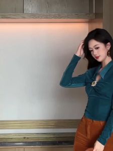 ZYHT EraVogue เสื้อแขนยาว เสื้อสีเขียว เสื้อคอวี เสื้อกํามะหยี่ เสื้อยืดครอป 91399