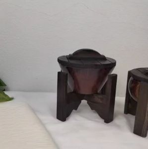 แจกันดอกไม้ ไม้แกะสลัก 1 ชุด มี ขาตั้ง + อ่างไม้ + ฝาปิด ขนาด กว้าง 5 นิ้ว จัดดอกไม้ หรือ ใส่เหรียญ ไม้สัก