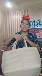 กระเป๋านุ่มนิ่มช็อปปิ้ง 18 นิ้ว  สูง 11 นิ้ว ผ้าร่มสีล้วน เปิด-ปิดด้วยซิป มีแผ่นรองก้นกระเป๋า