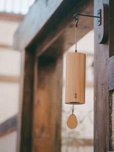 กระดิ่งลมไม้ไผ่แบบเจาะรู ไม้แบล็ควอลนัทแข็งแรง ติดผนังแบบไม่ต้องเจาะ สำหรับแขวนภายนอก สไตล์คันทรี ตกแต่งบ้าน