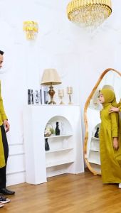 Gaya Serasi Keluarga Sarimbit Lemon yang Menyegarkan