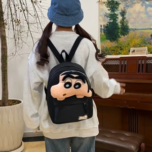 🎒พกความน่ารักไปได้ทุกที่!✨𝚂𝙰𝙽𝚁𝙸𝙾 เป้หน้าตุ๊กตา ด้านหน้ามีช่องซิป ช่องหลักความจุขนาดใหญ่ ช่องใส่ขวดน้ำด้านข้าง วัสดุผ้าไนลอน ขนาด 34×24.5×12.5 cm (13.5 นิ้ว)