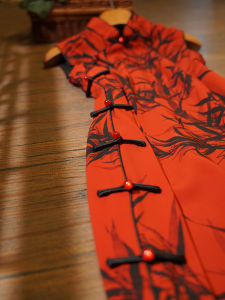 ชุดกี่เพ้าสีแดงสไตล์จีนใหม่ ฤดูร้อน 2025 ชุดกี่เพ้าผ้าไหมบางสำหรับสาวน้อย ไม่มีแขน ชุดกี่เพ้าสีแดงสุดสง่างาม