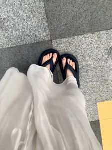 รองเท้าแตะส้นหนาสำหรับผู้หญิงในช่วงฤดูร้อนที่สวมใส่สบาย พื้น EVA กันลื่น กันกลิ่น ส้นสูงปานกลาง รองเท้าแตะชายหาด