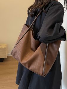 Vintage Large Capacity Womens Shoulder Bag Fashionable Commuter Tote Handbag Soft PU Leather Magnetic Buckle Closure