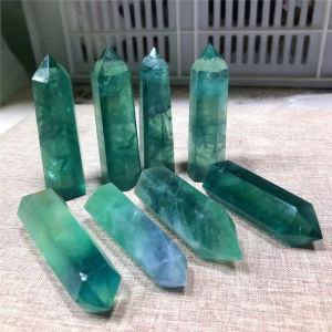 คริสตัล Obelisk Tower ควอตซ์ธรรมชาติแสงสีเขียว Fluorite Point Crystal Healing Wand สําหรับตกแต่ง