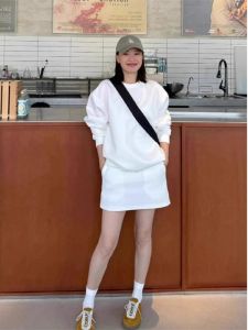 ชุดกีฬาลำลองสำหรับผู้หญิง ชุดสองชิ้น คอกลม สีขาว แจ็คเก็ตสเวตเตอร์ กระโปรงสั้น ชุดแฟชั่นฤดูใบไม้ร่วง สไตล์เกาหลี สไตล์อเมริกัน